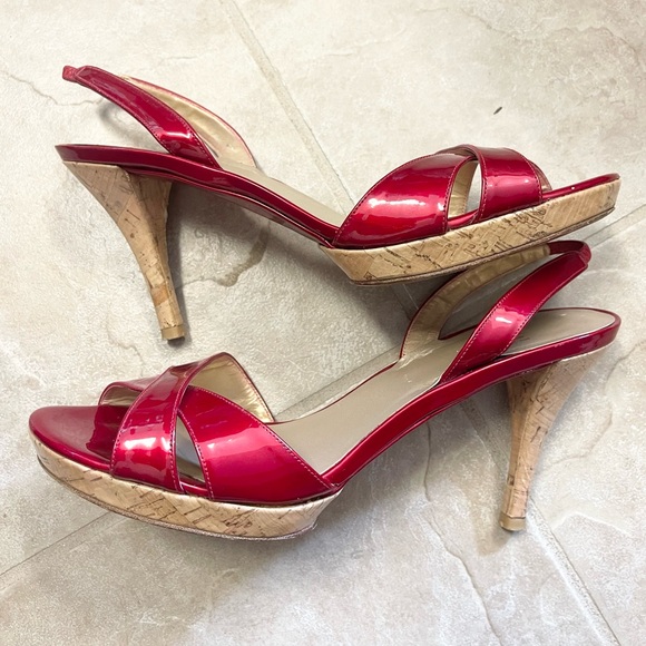 Sexy and stunning Stuart Weitzman red patent leather slingbacks! - Picture 3 of 14